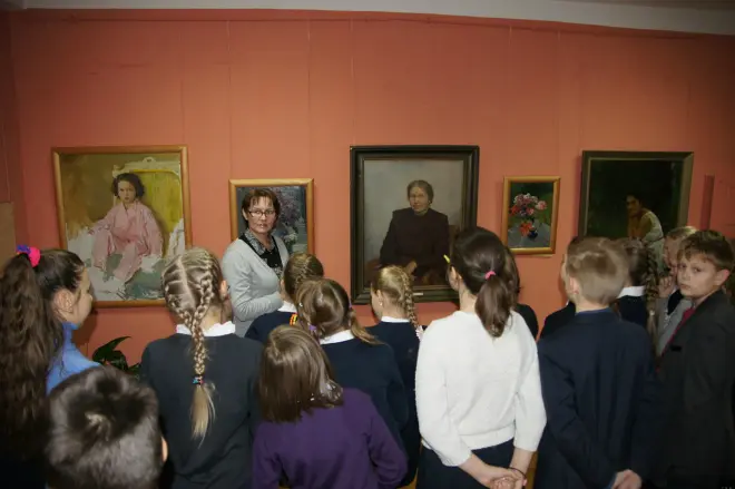 エマウスのVladimir Serovの博物館の小学生
