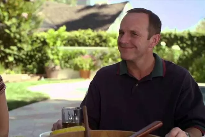 Clark Gregg bħala Imħallef Clark fil-film "Ma 'min torqod ?!"