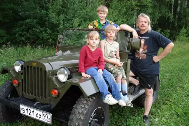 Sergey Skachkov dengan kanak-kanak