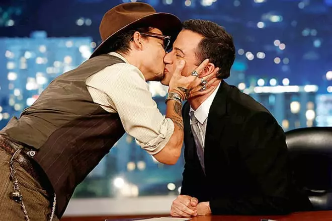 Johnny Deppはジミーキムメルにキスをキスします