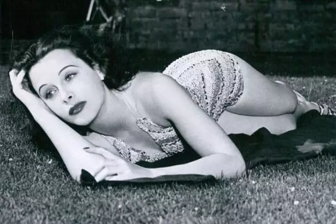 Hedi Lamarr в бански костюм