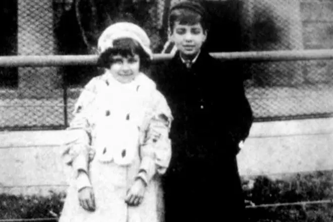 نورا وجورج لويس Bruheses في مرحلة الطفولة