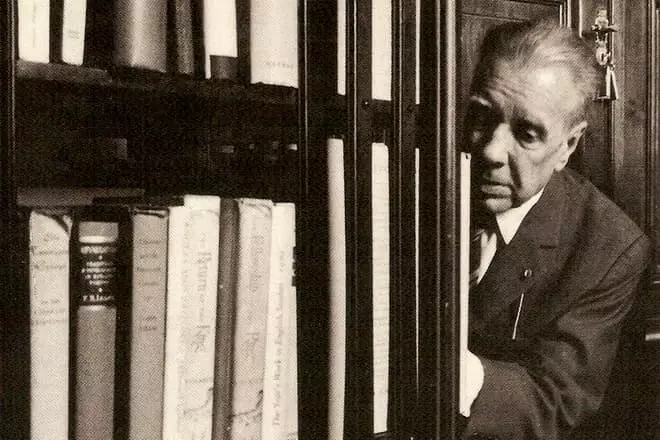 Jorge Louis Borges în bibliotecă
