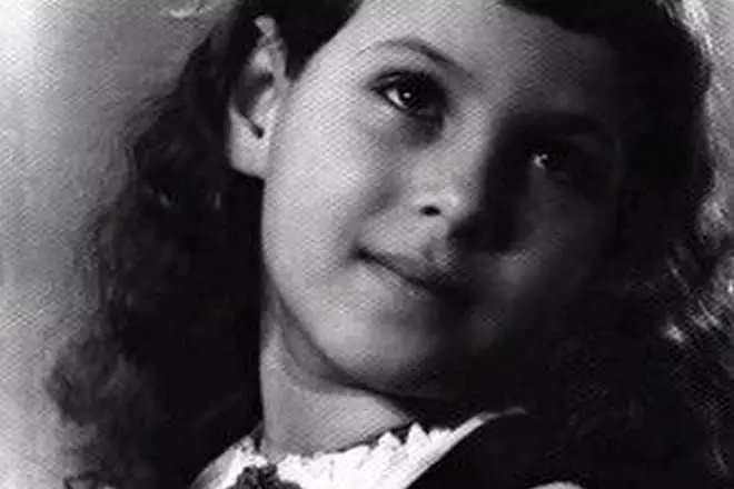 伊琳娜莫伊斯瓦在童年時期