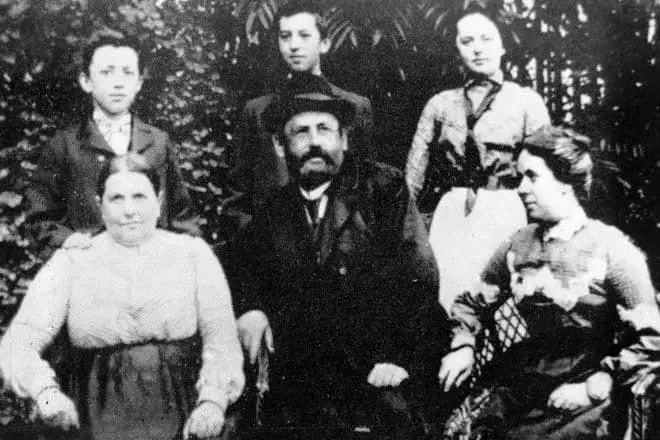 Karel Chapek als een kind met zijn familie