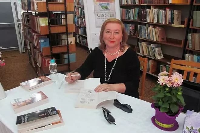 Anna Danilova signe des livres