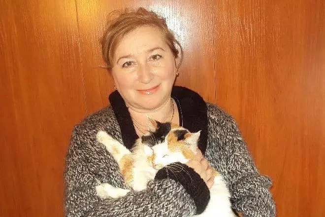 Anna Danilova cu o pisică