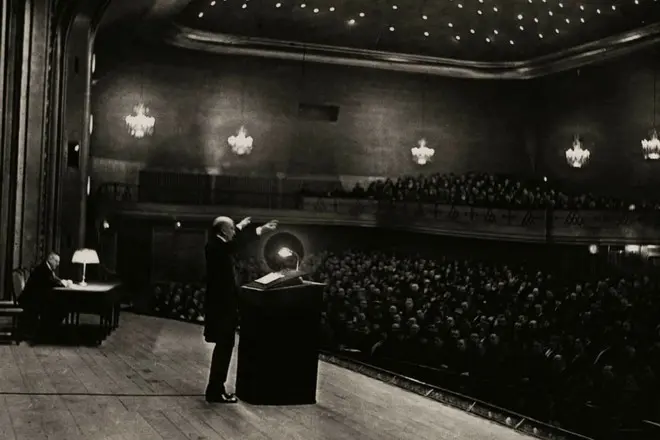 Ivan Ilyin lê uma palestra em Berlim