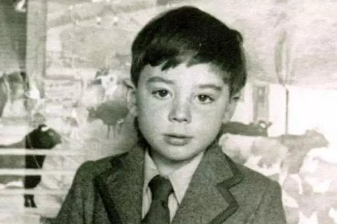 安德鲁劳埃德在童年时期