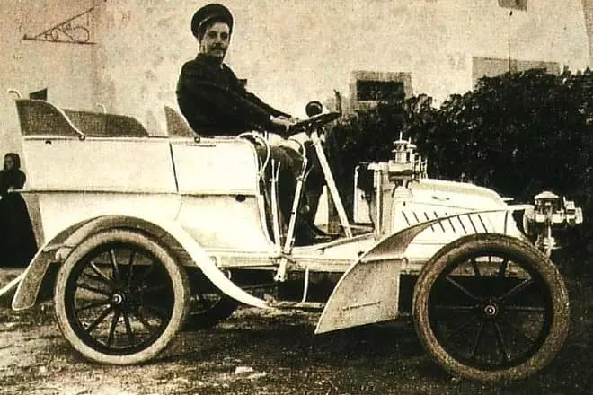 Jacomo Puccini guida una macchina
