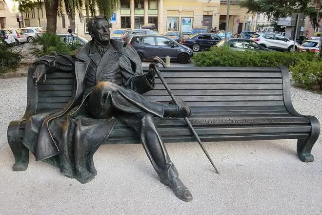 Monument lil Giacomo Puccini