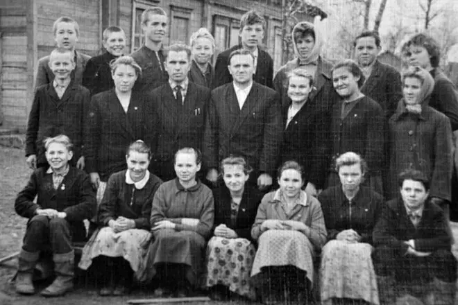 Yuri Koval com professores e alunos da escola emelyanov