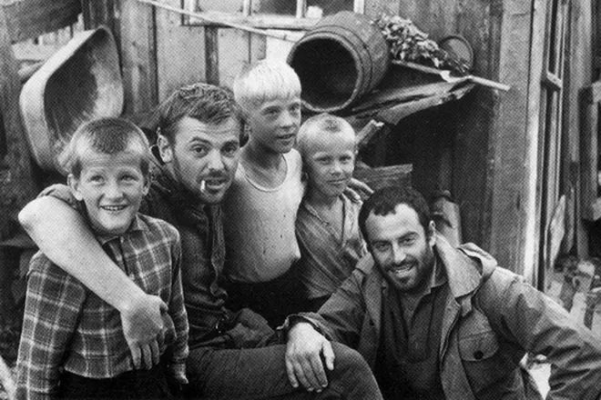 יורי קובל ורודולף אנפוליס עם ילדים כפריים באורלס