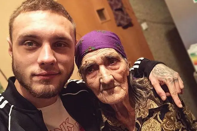 Nikita Kuznetsov (Masstank) με τη γιαγιά