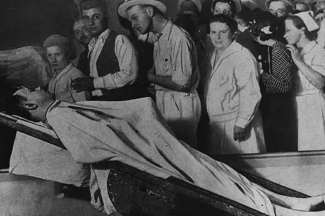 Trupi i John Dillinger ekspozuar në morg