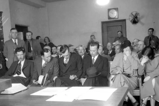 John Dillinger sareng geng di rohang pangadilan