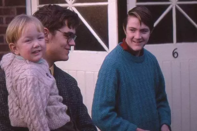 Lee con (phải) ở tuổi trẻ với anh em
