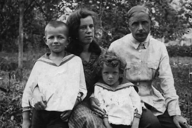 Valentin Berestov i barndommen med forældre og bror