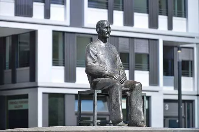 Monumento Bertold Brechtu.