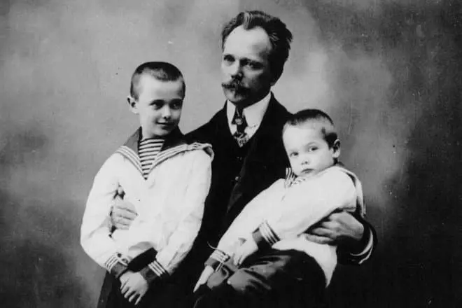 Evgeny Charushin kā bērns ar savu tēvu un brāli