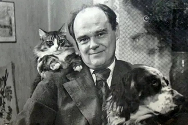 Evgeny Charushin amb un gos i un gat