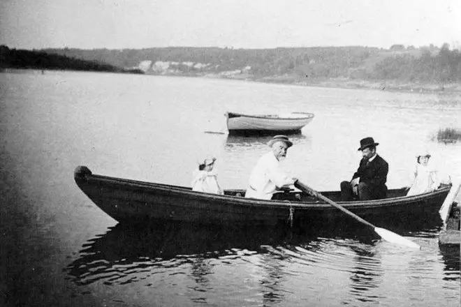 Vasily Polenov auf einem Boot mit Töchtern Natalia und Olga und Dr. I.I. Trojanovsky.