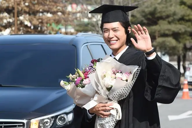 Pak Bo Gom Mendji Universitetini bitirir