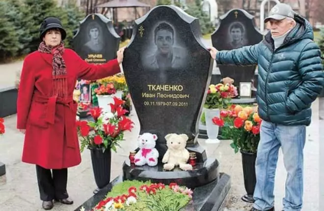 Os pais de Ivan Tkachenko no túmulo do filho