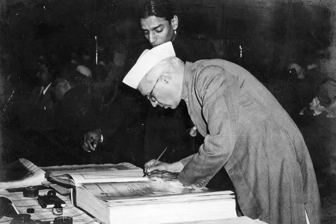 JavaharLal Nehru skrifar undir Indian stjórnarskrá