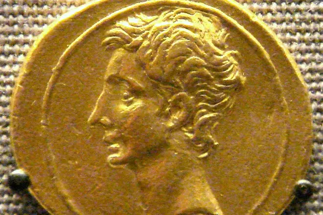 Портрет на Октавијан Аугуста на монета