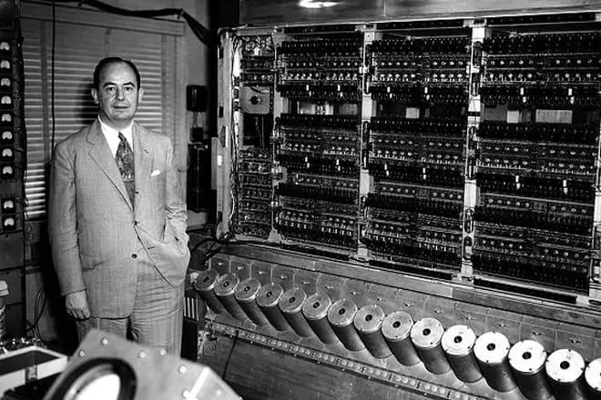ჯონ ვონ ნეუმანი პირველი თაობის კომპიუტერთან ერთად