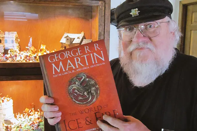 George Martin với cuốn sách của mình