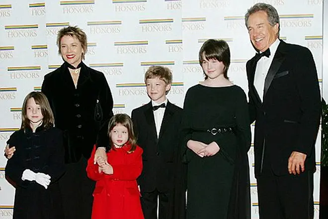 Annette Bening dengan keluarga