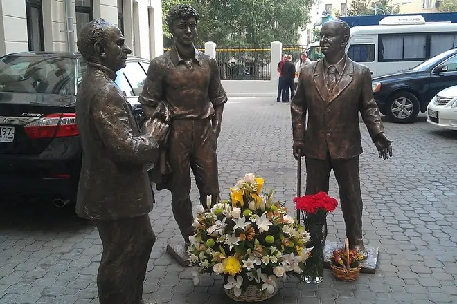 Monumento aos dramaturgos Alexander Volodin, Alexander Vampilov e Viktor Pink