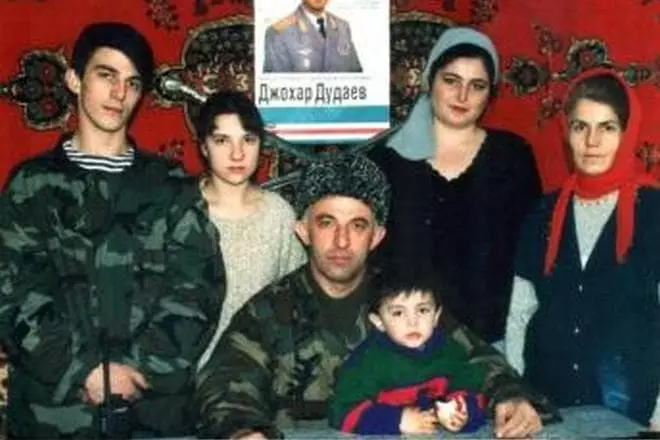 Aslan Maskhadov med familj: Son Anzor, dotter Fatima, Kusamas fru, snö och sonson