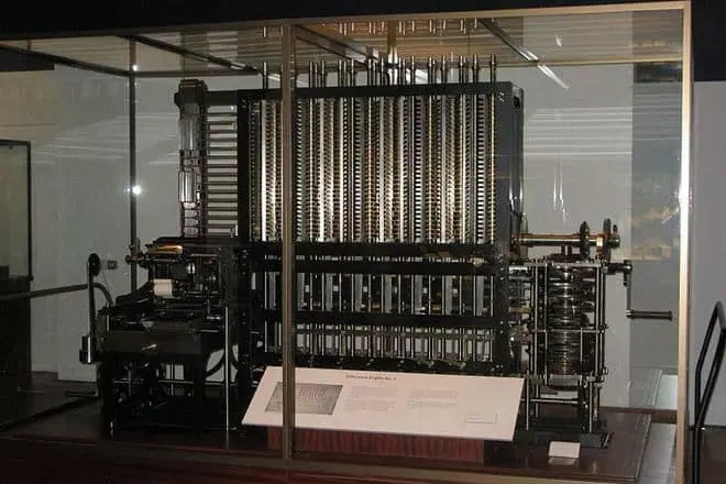 העתק של מכונת הבדל במוזיאון לונדון למדע