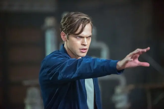 Alexander Calvert i serien