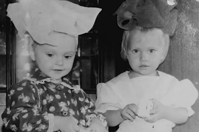 Svetlana Belogurova به عنوان یک کودک با خواهرش
