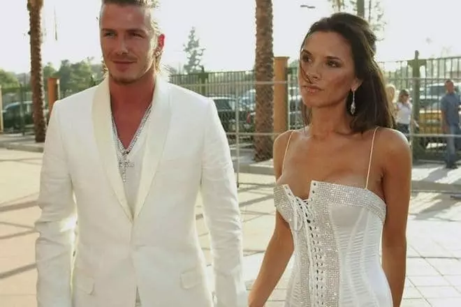 David Beckham a Victoria Beckham v bielych šatách z Dolce & Gabbana