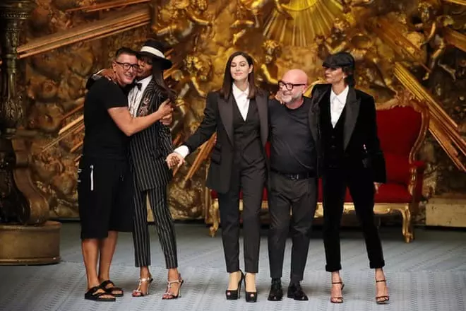 Domenico Dolce năm 2019 với Stefano Gabbana, Naomi Campbell, Monica Bellucci và Maressa Hennink