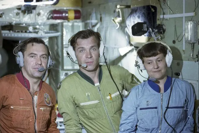 Salute-7 екипаж на орбитална станция: Леонид Попов, Александър Сребро, Светлана Савицкая