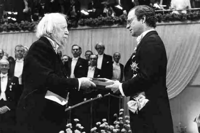 ויליאם גולדינג מקבל את פרס נובל בספרות