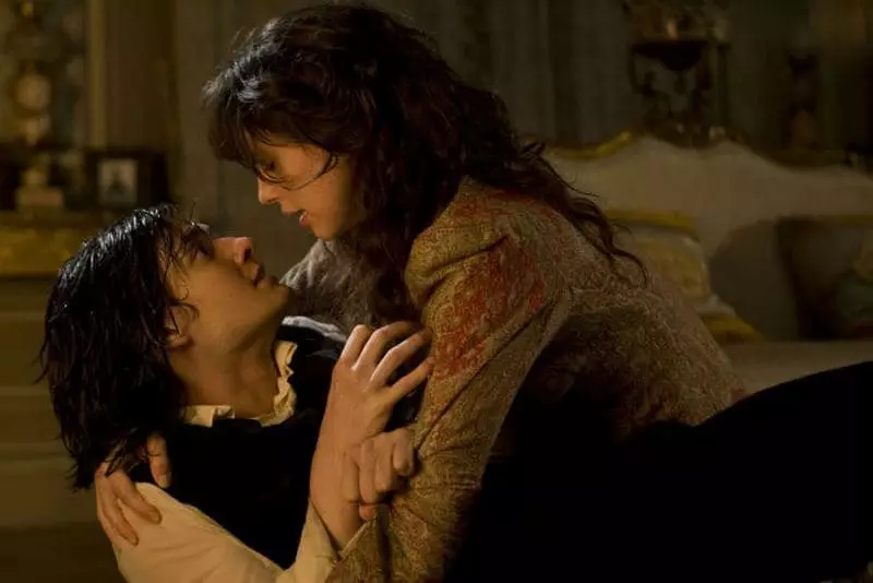 Ben Barnes en Rebecca Hall yn 'e film "Dorian Grey"