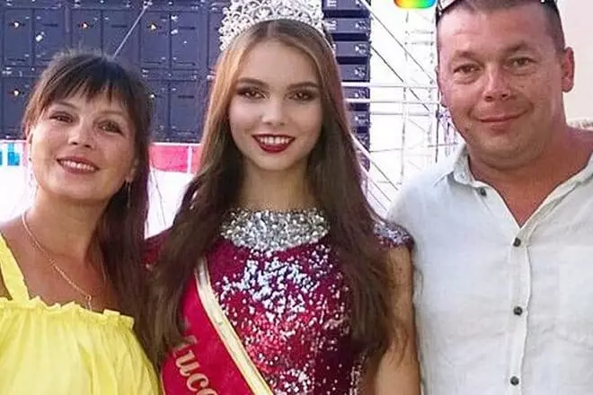 Yulia Poyshikhina og hendes forældre