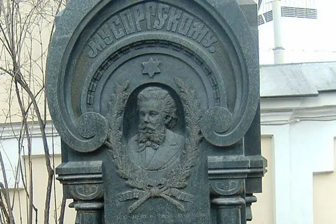 Monument på graven til beskjeden mussorgsky