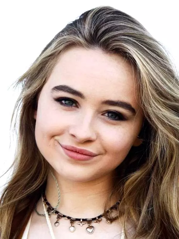 Sabrina Carpenter - Foto, Biografie, persönliches Leben, Nachrichten, Filme, Lieder 2021