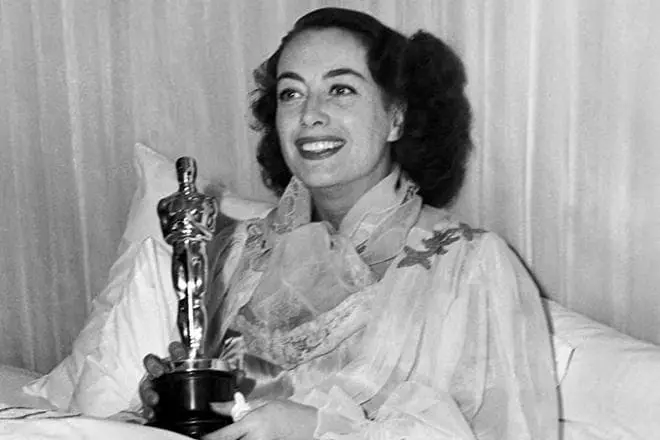 Joan Crawford con el premio Oscar