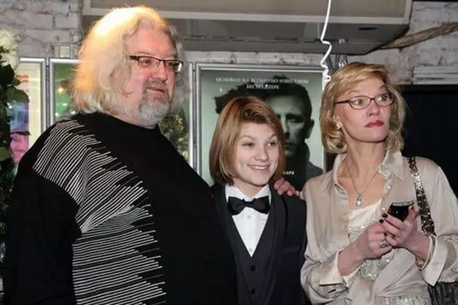 آندره ماکسیموف و همسرش لاریسا Usova با پسر Andrey