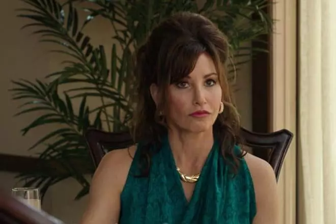 Gina Gershon ao amin'ilay andiany "Renired"