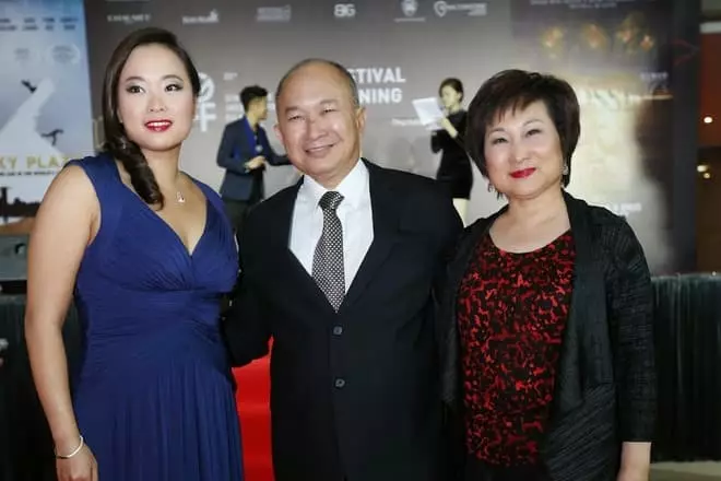 John Wu och hans fru Anni med dotter Angeles